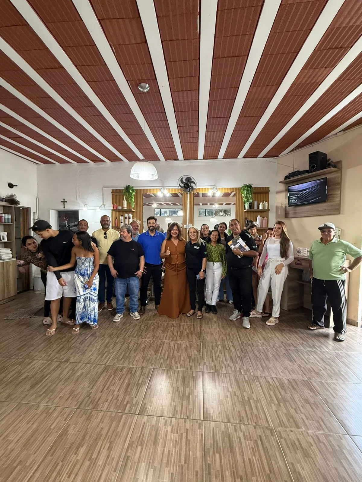 Rose Thuca e apoiadores reunidos em Contagem