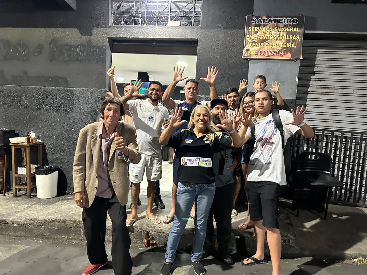 Rose Thuca ao lado de moradores durante um encontro comunitário