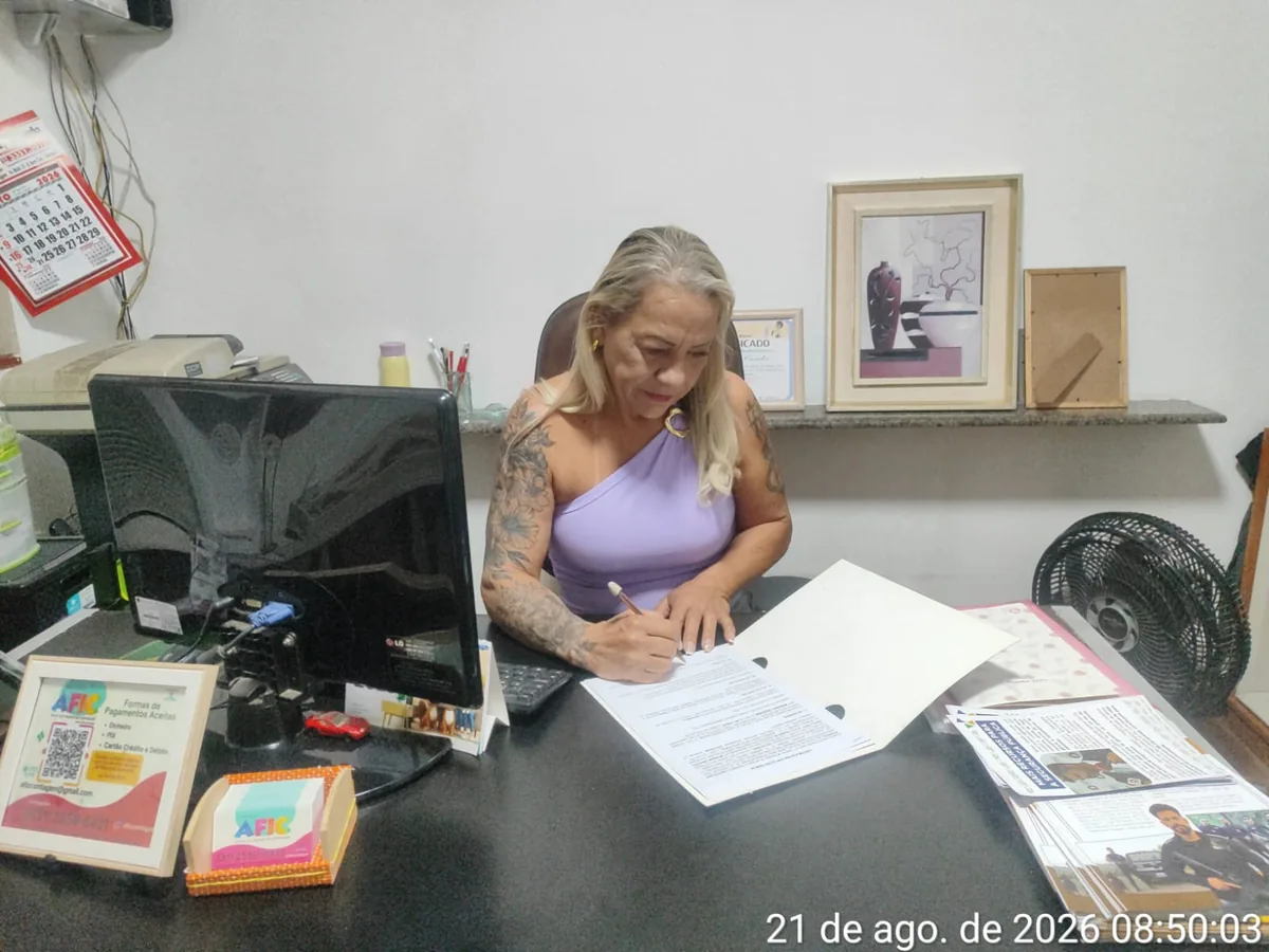 Rose Thuca trabalhando à mesa em seu escritório